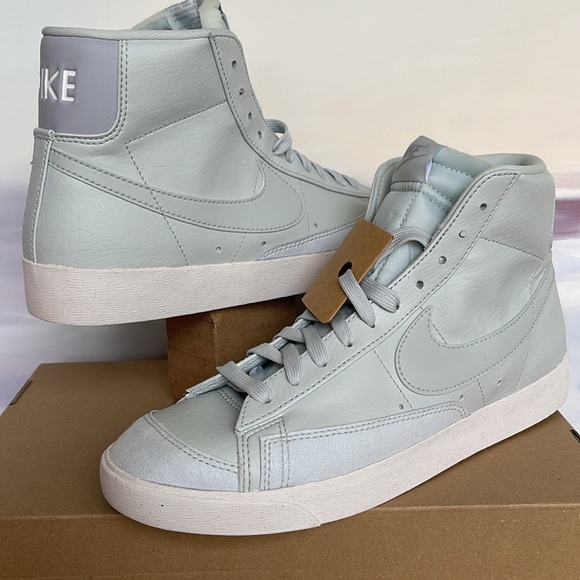 NIKE WMNS BLAZER MID '77 NEXT
NATURAL 
LIGHT SILVER/LIGHT SILVER-WOLF GREY - Picture 8 of 16